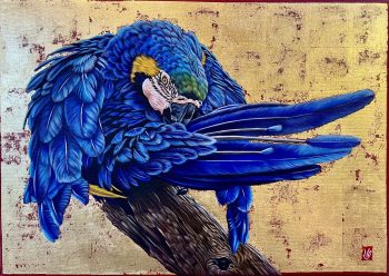 De plumes et d'or (Ara bleu), Acrylique et feuilles d'or sur toile, 50 x 70 cm, 2024-<a style='font-size:20px;'href='https://www.valerieglasson.com/contact/'><strong>Disponible</strong></a>